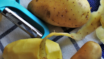 Почему вареная и жареная картошка чернеет?